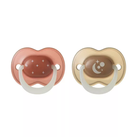 Tommee Tippee NightGlow éjszakai nyugtató cumi sterilizáló tokkal 6-18 hó 2 db Tommee Tippee NightGlow éjszakai nyugtató cumi sterilizáló tokkal 6-18 hó 2 db